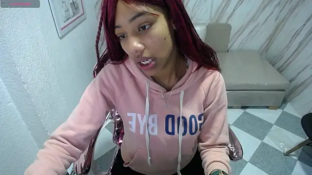Snapshot of Violeth_b chatting on 03-20-25, 12:43 Violeth b online show from 03-20-25, 12:43
