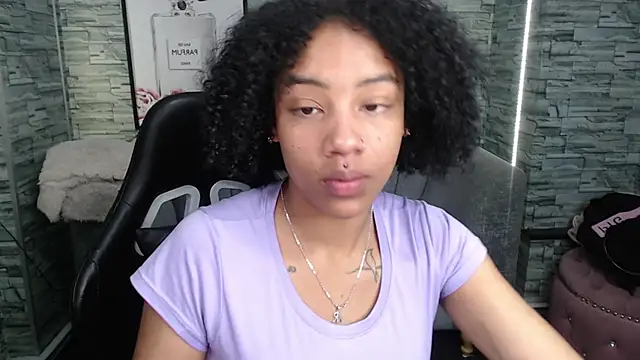 Snapshot of Violeth_b chatting on 09-17-25, 12:40 Violeth b online show from 09-17-25, 12:40