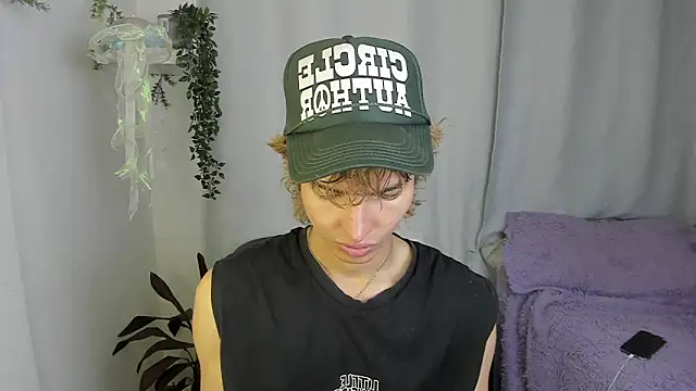 santy-kitty online show from 10-15-25, 01:04