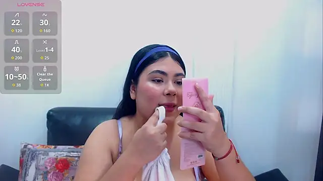 Laura Copers online show from 06-18-26, 03:05