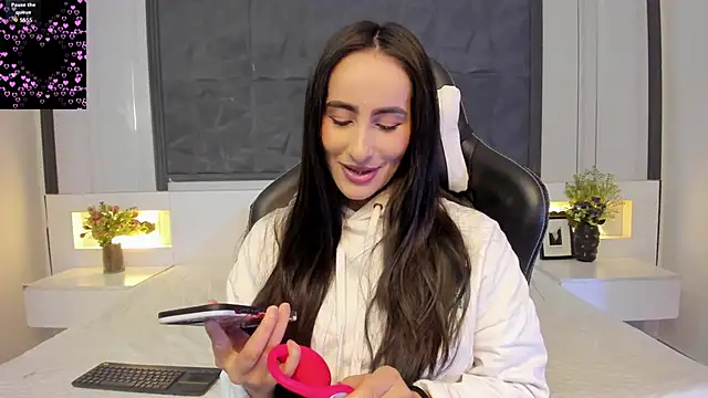 SaraGomez1 online show from 12-21-25, 12:40