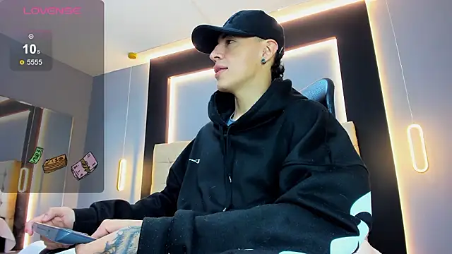 Snapshot of Lobo_17_ chatting on 02-01-26, 03:49 Lobo 17 online show from 02-01-26, 03:49