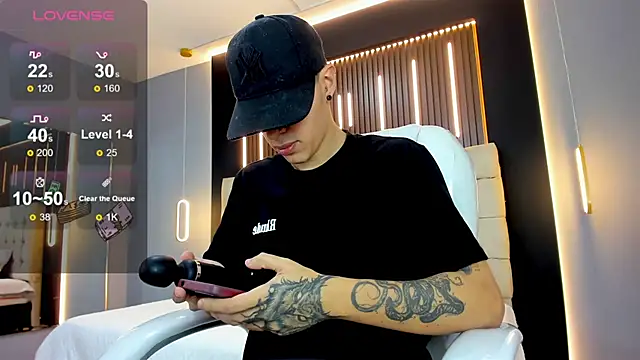 Snapshot of Lobo_17_ chatting on 02-11-26, 10:53 Lobo 17 online show from 02-11-26, 10:53