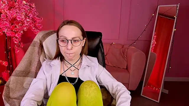 Snapshot of AphexQueen chatting on 03-10-25, 03:20 AphexQueen online show from 03-10-25, 03:20