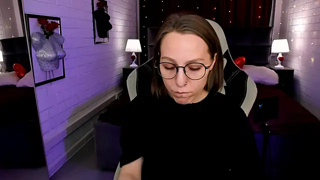 Snapshot of AphexQueen chatting on 03-21-25, 07:35 AphexQueen online show from 03-21-25, 07:35