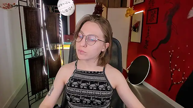 Snapshot of AphexQueen chatting on 02-18-25, 09:10 AphexQueen online show from 02-18-25, 09:10