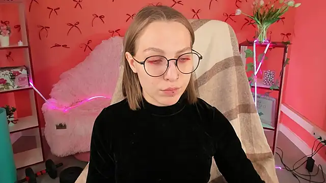 Snapshot of AphexQueen chatting on 03-18-25, 09:12 AphexQueen online show from 03-18-25, 09:12