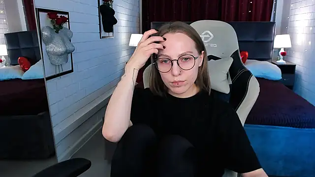 Snapshot of AphexQueen chatting on 03-20-25, 03:25 AphexQueen online show from 03-20-25, 03:25