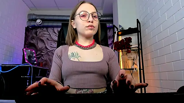 Snapshot of AphexQueen chatting on 03-17-25, 09:12 AphexQueen online show from 03-17-25, 09:12