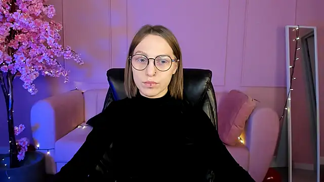 Snapshot of AphexQueen chatting on 02-21-25, 01:11 AphexQueen online show from 02-21-25, 01:11