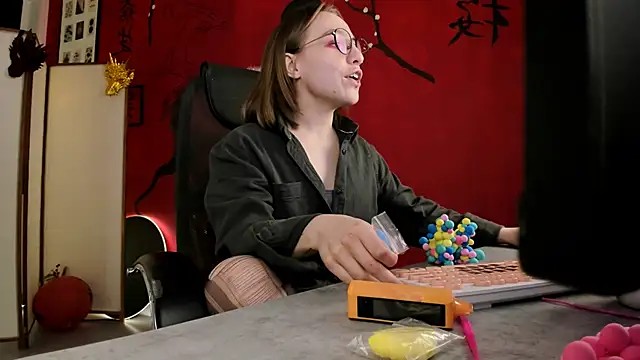 Snapshot of AphexQueen chatting on 03-08-25, 07:20 AphexQueen online show from 03-08-25, 07:20