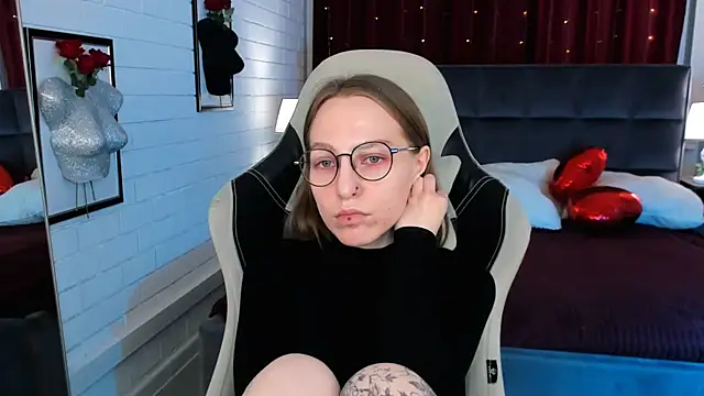 Snapshot of AphexQueen chatting on 03-20-25, 12:22 AphexQueen online show from 03-20-25, 12:22