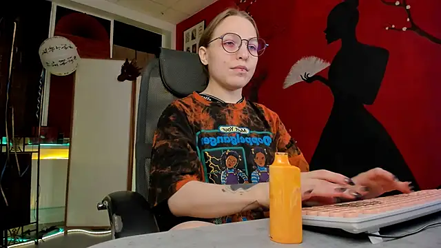 Snapshot of AphexQueen chatting on 02-18-25, 03:31 AphexQueen online show from 02-18-25, 03:31