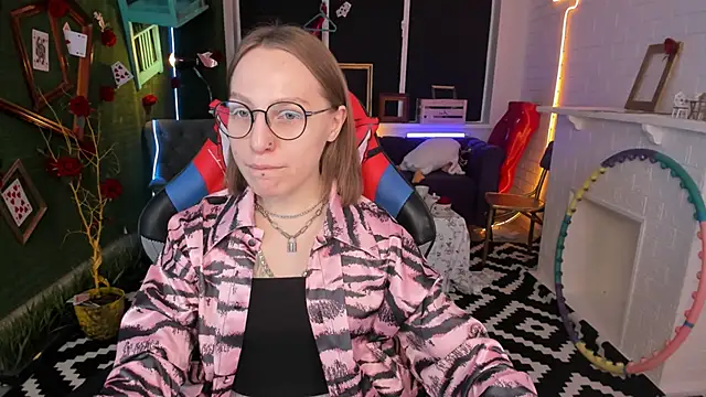 Snapshot of AphexQueen chatting on 02-26-25, 01:11 AphexQueen online show from 02-26-25, 01:11