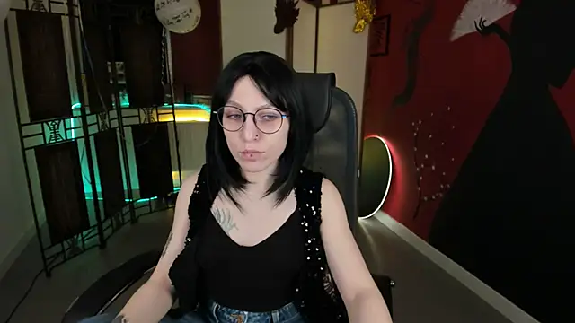 Snapshot of AphexQueen chatting on 03-12-25, 01:08 AphexQueen online show from 03-12-25, 01:08