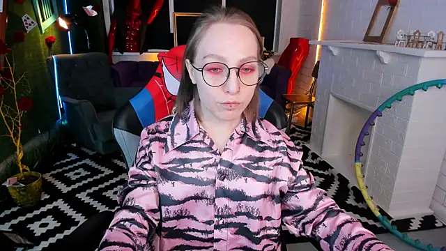 Snapshot of AphexQueen chatting on 03-11-25, 12:17 AphexQueen online show from 03-11-25, 12:17