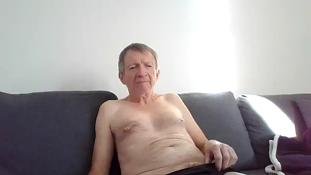 Snapshot of naturiste974 chatting on 10-16-25, 03:42 naturiste974 online show from 10-16-25, 03:42