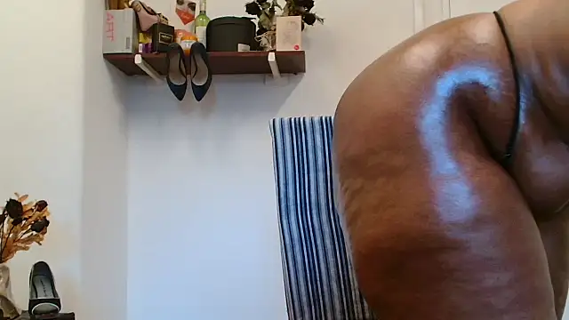 Snapshot of xTALLSEXYBUMx chatting on 10-15-25, 04:33 xTALLSEXYBUMx online show from 10-15-25, 04:33