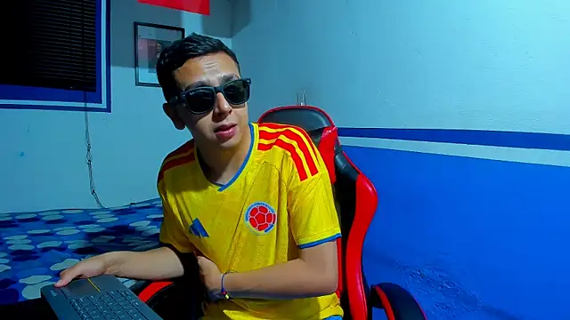 Snapshot of maxowens_oficial chatting on 06-18-26, 08:02 maxowens oficial online show from 06-18-26, 08:02