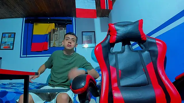 Snapshot of maxowens_oficial chatting on 03-08-26, 07:17 maxowens oficial online show from 03-08-26, 07:17