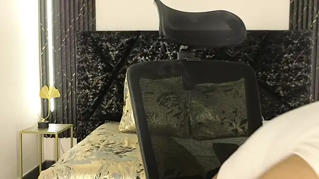 Snapshot of Emy_leon chatting on 11-24-25, 07:58 Emy leon online show from 11-24-25, 07:58