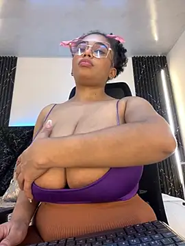 Snapshot of Emy_leon chatting on 11-23-25, 07:02 Emy leon online show from 11-23-25, 07:02