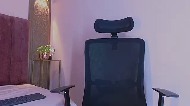 Snapshot of Emy_leon chatting on 10-23-25, 11:03 Emy leon online show from 10-23-25, 11:03