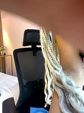 Snapshot of Emy_leon chatting on 11-14-25, 09:18 Emy leon online show from 11-14-25, 09:18