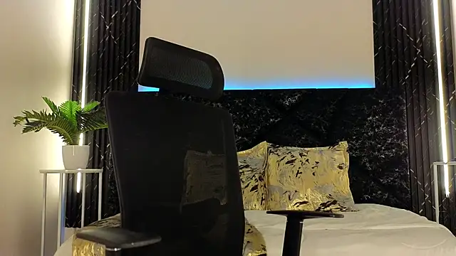 Snapshot of Emy_leon chatting on 12-13-25, 08:04 Emy leon online show from 12-13-25, 08:04