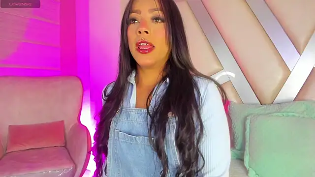 Snapshot of Amber_villalobos_ chatting on 05-17-26, 04:45 Amber villalobos online show from 05-17-26, 04:45