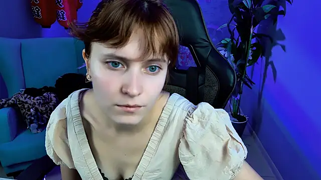 Snapshot of LolaAsmus chatting on 10-17-25, 05:44 LolaAsmus online show from 10-17-25, 05:44