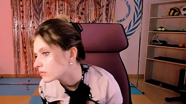Snapshot of LolaAsmus chatting on 02-27-25, 11:28 LolaAsmus online show from 02-27-25, 11:28