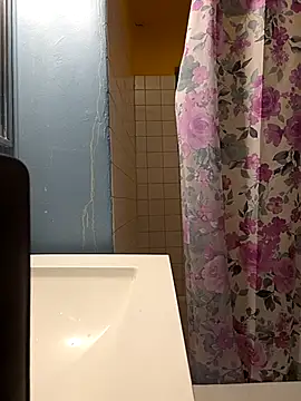 Snapshot of Jovende28 chatting on 10-31-25, 01:30 Jovende28 online show from 10-31-25, 01:30