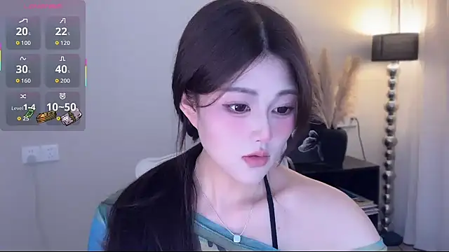 Snapshot of Strawberrybabyy1 chatting on 10-31-25, 11:18 Strawberrybabyy1 online show from 10-31-25, 11:18