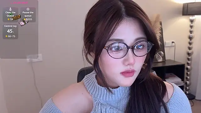 Snapshot of Strawberrybabyy1 chatting on 11-18-25, 11:48 Strawberrybabyy1 online show from 11-18-25, 11:48