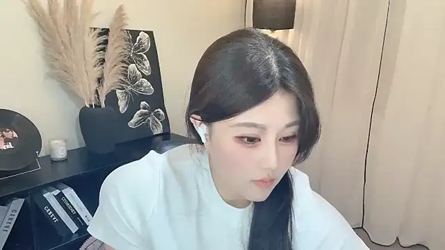 Strawberrybabyy1 online show from 03-10-25, 12:28