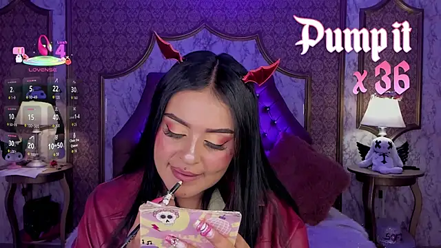 Snapshot of SoffiQueen chatting on 04-11-26, 01:37 SoffiQueen online show from 04-11-26, 01:37