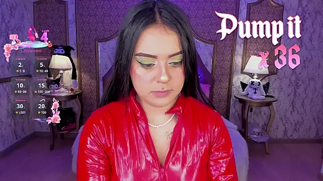 Snapshot of SoffiQueen chatting on 05-06-26, 01:37 SoffiQueen online show from 05-06-26, 01:37