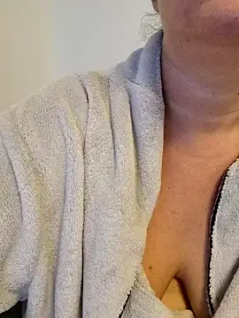 queenpeachi online show from 10-22-25, 06:24