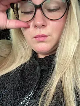 queenpeachi online show from 12-14-24, 10:24
