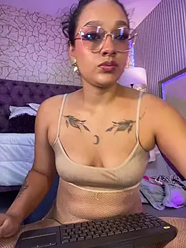 Snapshot of EMILYY_FOXY chatting on 06-15-26, 07:02 EMILYY FOXY online show from 06-15-26, 07:02