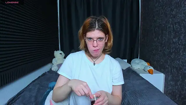 Snapshot of KIKI_Krash chatting on 02-17-25, 01:11 KIKI Krash online show from 02-17-25, 01:11