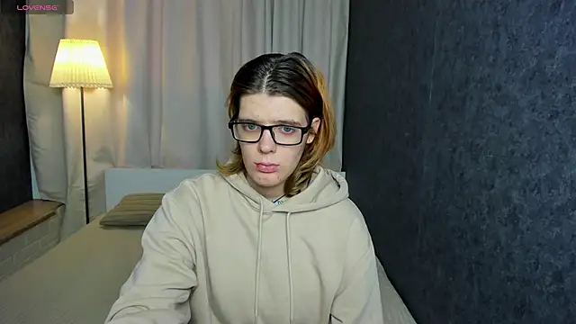 Snapshot of KIKI_Krash chatting on 03-08-25, 10:22 KIKI Krash online show from 03-08-25, 10:22