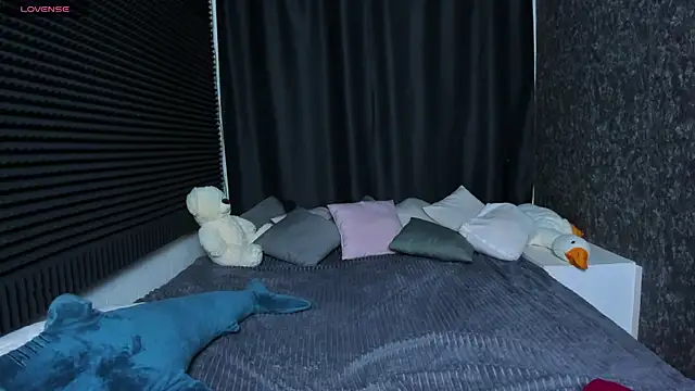 Snapshot of KIKI_Krash chatting on 02-11-25, 01:20 KIKI Krash online show from 02-11-25, 01:20