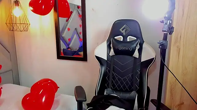 Snapshot of Nahomi-Hill chatting on 02-15-25, 04:14 Nahomi-Hill online show from 02-15-25, 04:14