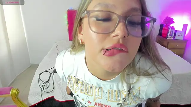 Snapshot of SofiaJoness_ chatting on 03-11-25, 09:15 SofiaJoness  online show from 03-11-25, 09:15