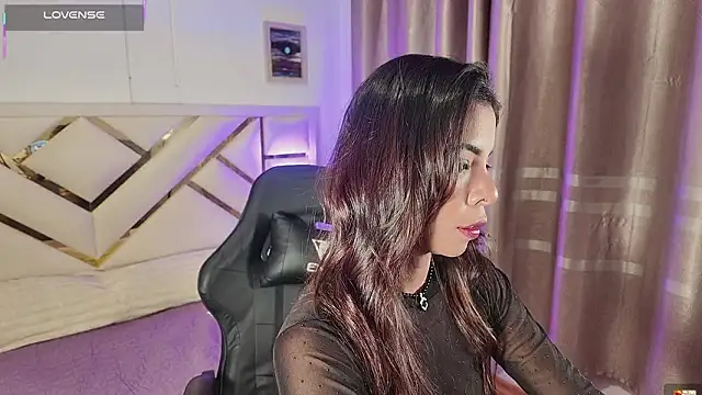 carolineamber  online show from 03-25-26, 02:01