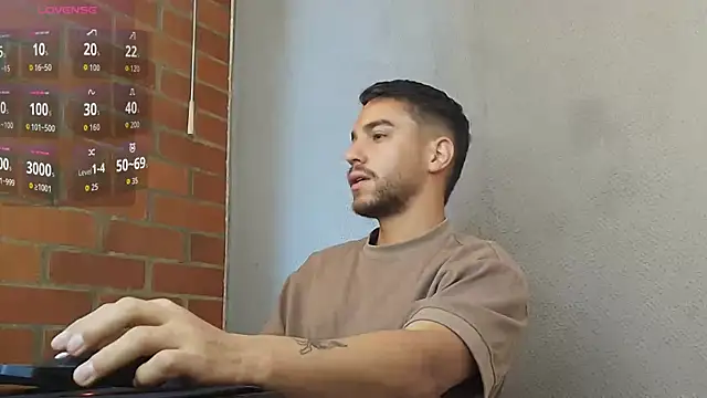 Snapshot of Leandro_valenzuela chatting on 04-27-26, 04:05 Leandro valenzuela online show from 04-27-26, 04:05