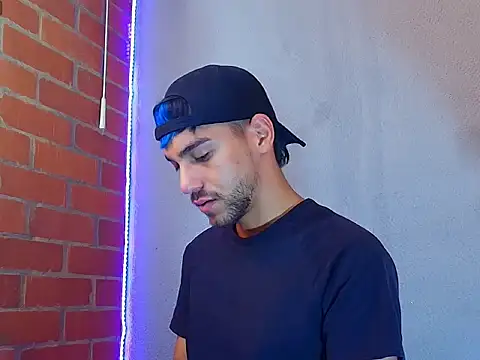 Snapshot of Leandro_valenzuela chatting on 11-11-25, 03:51 Leandro valenzuela online show from 11-11-25, 03:51