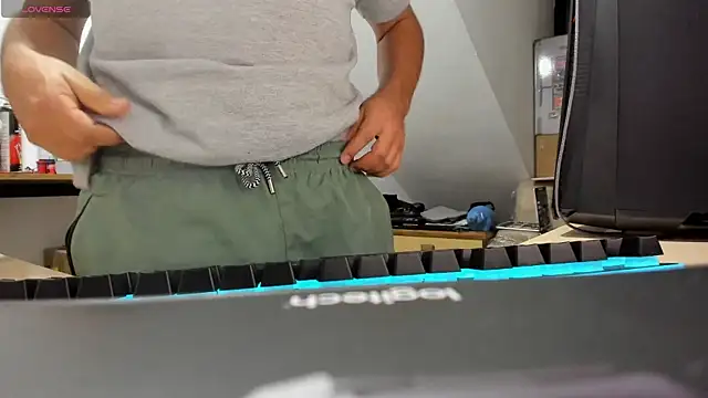 Snapshot of Jhonatan_Morales_S chatting on 10-14-25, 05:41 Jhonatan Morales S online show from 10-14-25, 05:41